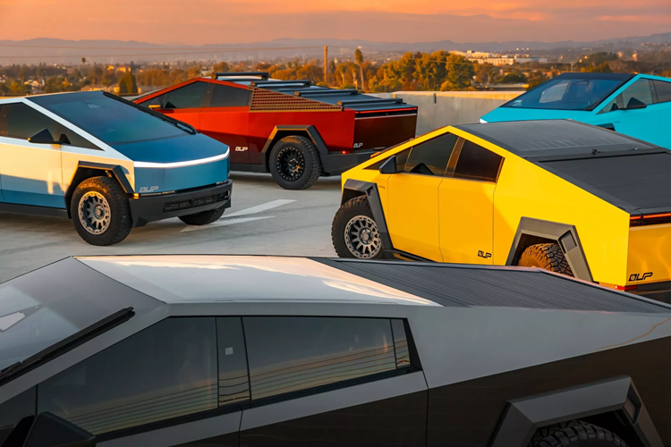 Những chiếc ấn tượng nhất trong số này sẽ được trưng bày tại gian hàng Mothers Polish và được trang bị đầy đủ các bộ phận “Invincible” của Unplugged. Những nâng cấp và phụ kiện này đã được giới thiệu trước vào tháng 12 năm ngoái và bao gồm cản trước và sau bằng thép chịu lực mới có giá là 2.995 Đô và 3.995 Đô.