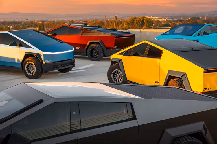 Những chiếc ấn tượng nhất trong số này sẽ được trưng bày tại gian hàng Mothers Polish và được trang bị đầy đủ các bộ phận “Invincible” của Unplugged. Những nâng cấp và phụ kiện này đã được giới thiệu trước vào tháng 12 năm ngoái và bao gồm cản trước và sau bằng thép chịu lực mới có giá là 2.995 Đô và 3.995 Đô.