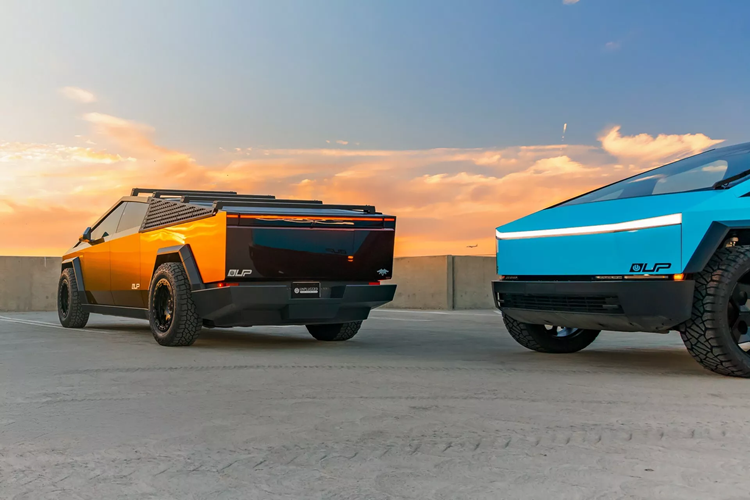 Một số lớp phủ màu sáng cũng được sử dụng trên những chiếc xe cùng với các tấm chắn bùn bằng sợi carbon và giá để đồ trên nóc xe có những thiết kế khác nhau.