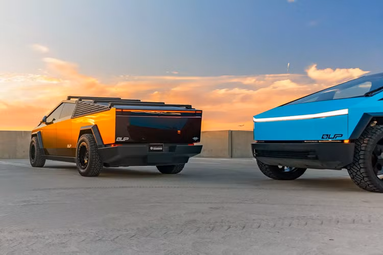 Một số lớp phủ màu sáng cũng được sử dụng trên những chiếc xe cùng với các tấm chắn bùn bằng sợi carbon và giá để đồ trên nóc xe có những thiết kế khác nhau.