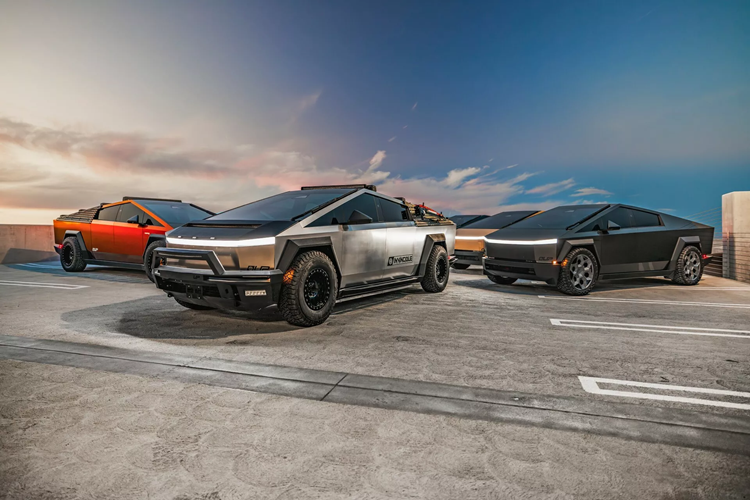 Chiếc Tesla này đã từng được hé lộ lần đầu tiên vào tháng 6 và được trang bị bộ mâm xe 18 inch với lốp xe cao cấp, bền bỉ và chiếc xe cũng có đèn nhấp nháy màu đỏ và xanh lam. Những chiếc xe này đều sẽ được trưng bày tại khu vực SEMA FutureTech Studio của triển lãm xe độ tới đây.