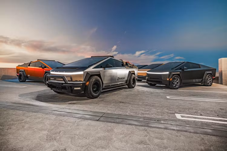 Chiếc Tesla này đã từng được hé lộ lần đầu tiên vào tháng 6 và được trang bị bộ mâm xe 18 inch với lốp xe cao cấp, bền bỉ và chiếc xe cũng có đèn nhấp nháy màu đỏ và xanh lam. Những chiếc xe này đều sẽ được trưng bày tại khu vực SEMA FutureTech Studio của triển lãm xe độ tới đây.