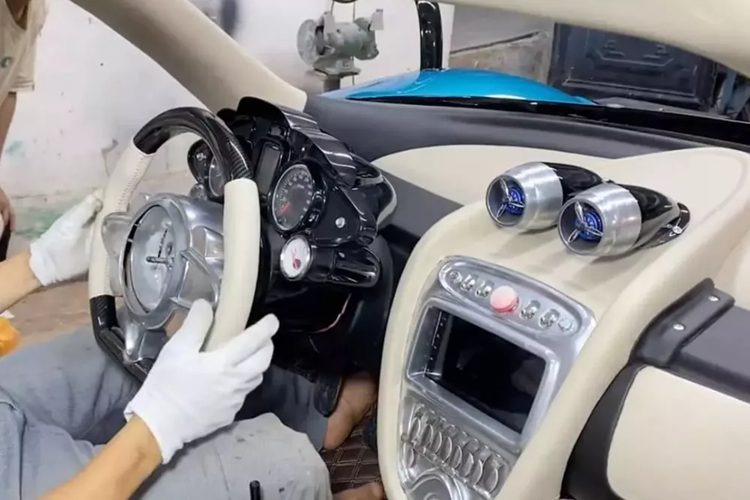 Tuy nhiên, nhìn qua nội thất siêu xe Pagani Huayra của nhóm Nhết TV, không ít người đã bất ngờ, vì độ giống với xe của Minh "Nhựa" khá cao, từ bảng điều khiển trung tâm với nhiều nút bấm như máy bay, bảng đồng hồ sau vô lăng...