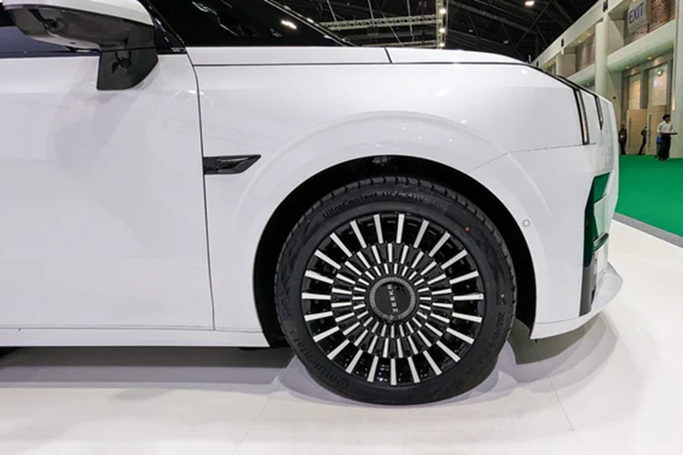 Thậm chí, trong va chạm thực tế tại Trung Quốc, chiếc Zeekr 009 này còn cứng cáp đến mức làm biến dạng cả rơ-moóc của xe đầu kéo.