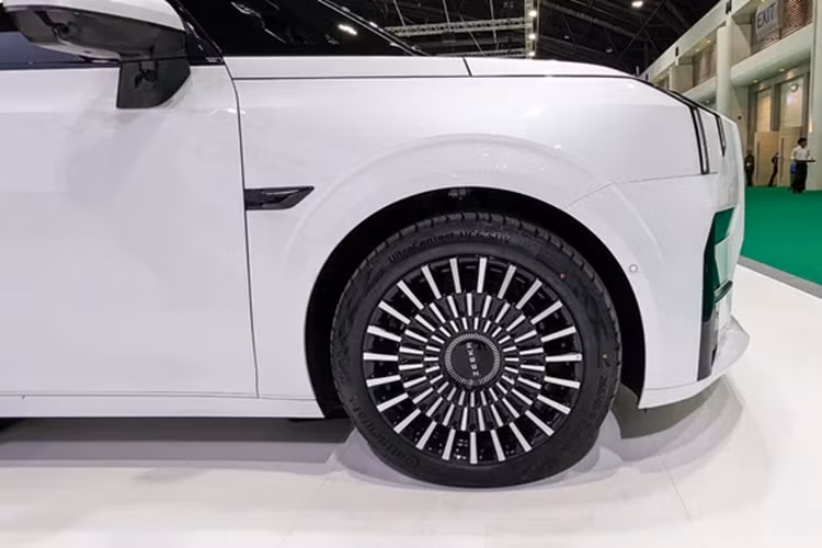 Thậm chí, trong va chạm thực tế tại Trung Quốc, chiếc Zeekr 009 này còn cứng cáp đến mức làm biến dạng cả rơ-moóc của xe đầu kéo.