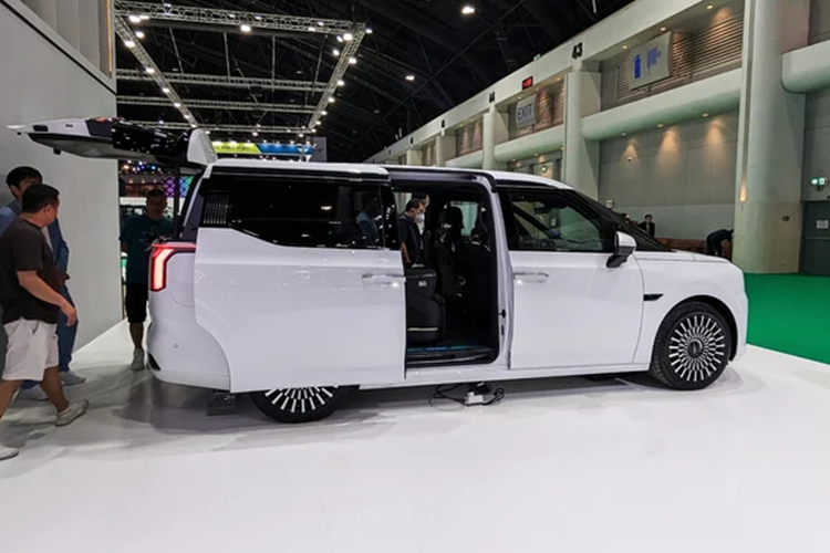 Và không chỉ có ngoại hình ấn tượng, Zeekr 009 còn gây sốc với hệ truyền động của mình. Nó có 2 lựa chọn dung lượng pin là 116 kWh và 140 kWh, cung cấp phạm vi di chuyển tương ứng là 702 km và 822 km.