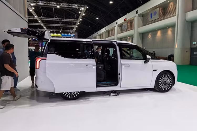 Và không chỉ có ngoại hình ấn tượng, Zeekr 009 còn gây sốc với hệ truyền động của mình. Nó có 2 lựa chọn dung lượng pin là 116 kWh và 140 kWh, cung cấp phạm vi di chuyển tương ứng là 702 km và 822 km.