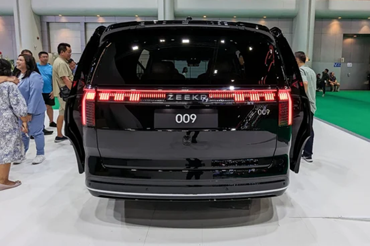 Xe còn có thể tăng tốc từ 0 lên 100 km/h trong 4,5 giây, sạc nhanh, mất 28 phút để bổ sung pin từ 10% lên 80%. Cả hai phiên bản đều sử dụng hệ thống dẫn động 4 bánh (AWD) với động cơ điện kép và bộ pin lithium CTP 3.0 Qilin của CATL. Tại thị trường Trung Quốc, giá xe Zeekr 009 2024 bán ra từ 500.000 NDT (khoảng 1,72 tỷ đồng).