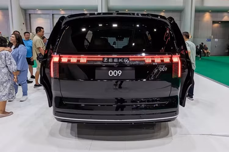 Xe còn có thể tăng tốc từ 0 lên 100 km/h trong 4,5 giây, sạc nhanh, mất 28 phút để bổ sung pin từ 10% lên 80%. Cả hai phiên bản đều sử dụng hệ thống dẫn động 4 bánh (AWD) với động cơ điện kép và bộ pin lithium CTP 3.0 Qilin của CATL. Tại thị trường Trung Quốc, giá xe Zeekr 009 2024 bán ra từ 500.000 NDT (khoảng 1,72 tỷ đồng).