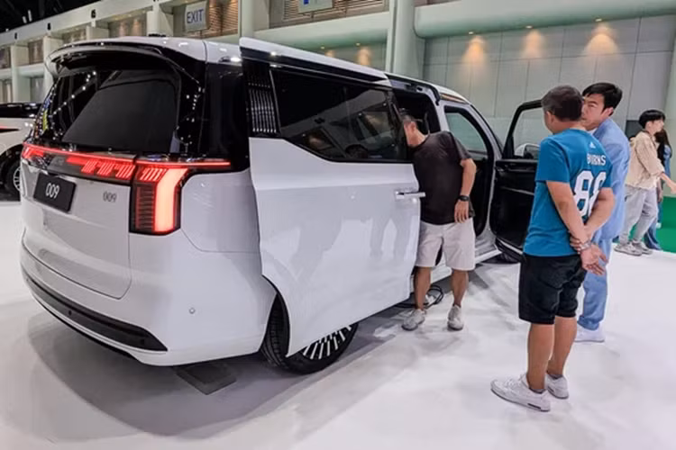 Nổi bật chính là lưới tản nhiệt cỡ lớn mạ sáng bóng phía trước đầu xe, đèn chiếu sáng ban ngày DRL vuốt mỏng và đèn hậu LED toàn chiều rộng. Ngoài ra, Zeekr 009 còn sử dụng cửa sau dạng trượt thường thấy trên những chiếc Minivan, đi kèm là la-zăng hợp kim 20 inch.