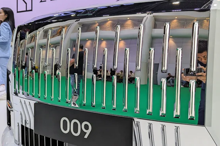 Các trang bị và công nghệ an toàn mới nhất cũng được trang bị cho Zeekr 009. Hãng xe Trung Quốc đã hợp tác với công ty chuyên về tự hành Mobileye trang bị hệ thống an toàn chủ động 30 ADAS. Phần cứng của hệ thống này bao gồm 7 camera, 4 camera quan sát toàn cảnh, 12 radar siêu âm tầm gần và 1 radar tầm xa quét liên tục xung quanh.