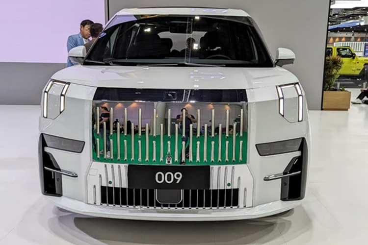 Kích thước đồ sộ cũng chính là điểm đặc trưng của những chiếc Minivan cỡ lớn và Zeekr 009 2024 mới cũng không ngoại lệ. Xe có kích thước tổng thể DxRxC lần lượt là 5.209 x 2.024 x 1.867 (mm). Chiều dài cơ sở lên đến 3.205 mm. Với kích thước to lớn, Zeekr 009 cũng có khối lượng không tải khá năng với 2.830 kg.