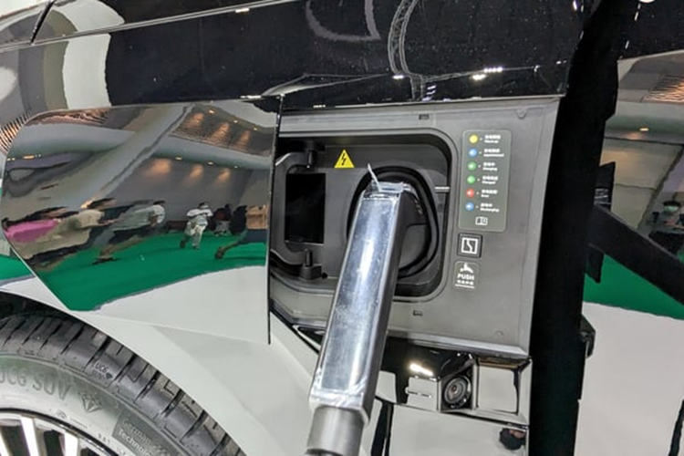 Zeekr 009 còn được trang bị tùy chọn hệ thống treo khí nén với công nghệ giảm rung điện tử và tự cân bằng, nhằm mang đến chuyến đi thoải mái hơn. Ngoài ra, tính năng này còn có chức năng tự động hạ thấp gầm xe giúp người dùng ra vào dễ dàng hơn.