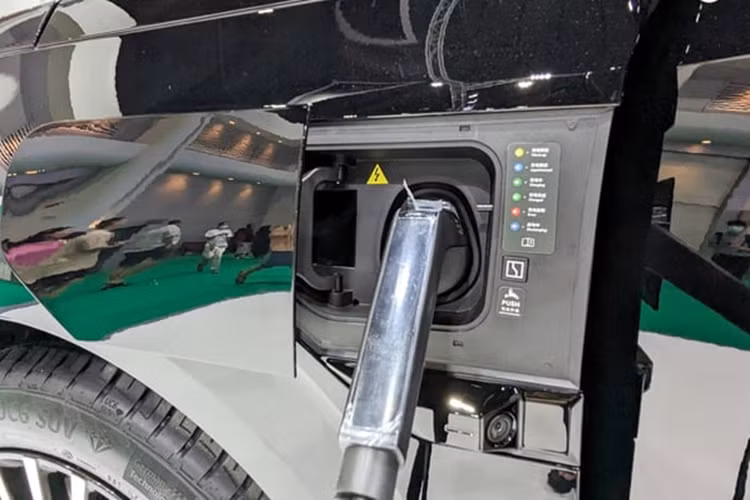 Zeekr 009 còn được trang bị tùy chọn hệ thống treo khí nén với công nghệ giảm rung điện tử và tự cân bằng, nhằm mang đến chuyến đi thoải mái hơn. Ngoài ra, tính năng này còn có chức năng tự động hạ thấp gầm xe giúp người dùng ra vào dễ dàng hơn.