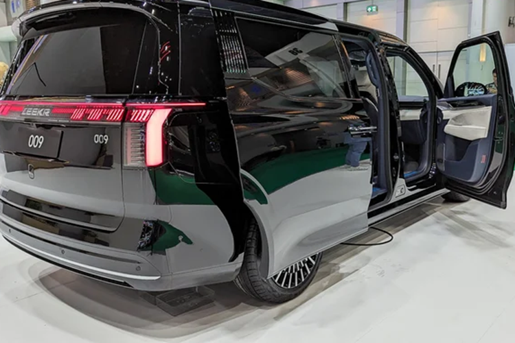 Đây là thử nghiệm theo chu trình CLTP, chưa phải số liệu thử nghiệm theo WLTP và EPA. Tuy nhiên, con số 822 km/lần sạc vẫn là ấn tượng với một mẫu Minivan cỡ lớn, vượt qua khá nhiều mẫu xe sử dụng động cơ xăng cùng phân khúc ở thời điểm hiện tại.