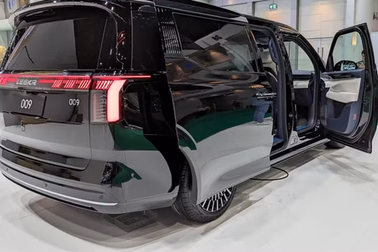 Đây là thử nghiệm theo chu trình CLTP, chưa phải số liệu thử nghiệm theo WLTP và EPA. Tuy nhiên, con số 822 km/lần sạc vẫn là ấn tượng với một mẫu Minivan cỡ lớn, vượt qua khá nhiều mẫu xe sử dụng động cơ xăng cùng phân khúc ở thời điểm hiện tại.