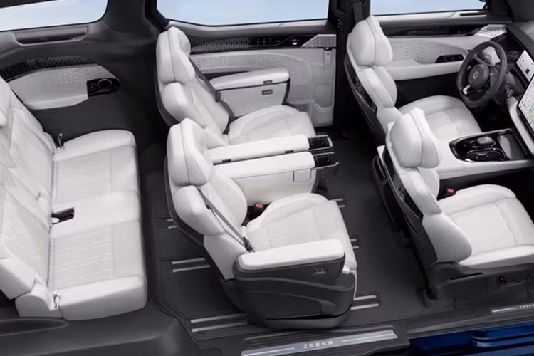 Các trang bị khác có thể kể ra như nội thất bọc da Nappa, bàn gấp, hệ thống liên lạc nội bộ với micro tích hợp hàng ghế thứ 2 và 3, cửa sổ trời toàn cảnh panorama, cửa trượt điều khiển bằng cảm ứng tích hợp tay nắm, hệ thống âm thanh lạ mắt giúp cho khoang lái trở nên sang trọng và thú vị.