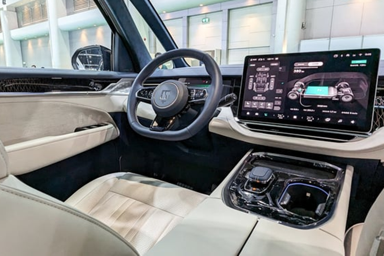 Nội thất Zeekr 009 có cấu trúc 6 chỗ ngồi và 3 hàng ghế. Bảng táp lô đậm dấu ấn công nghệ với bộ đôi màn hình thông tin giải trí cỡ lớn ở trung tâm và đồng hồ lái kỹ thuật số. Phía trên trần còn có một màn hình gập kích thước 15,6 inch dưới dạng tùy chọn nâng cấp.