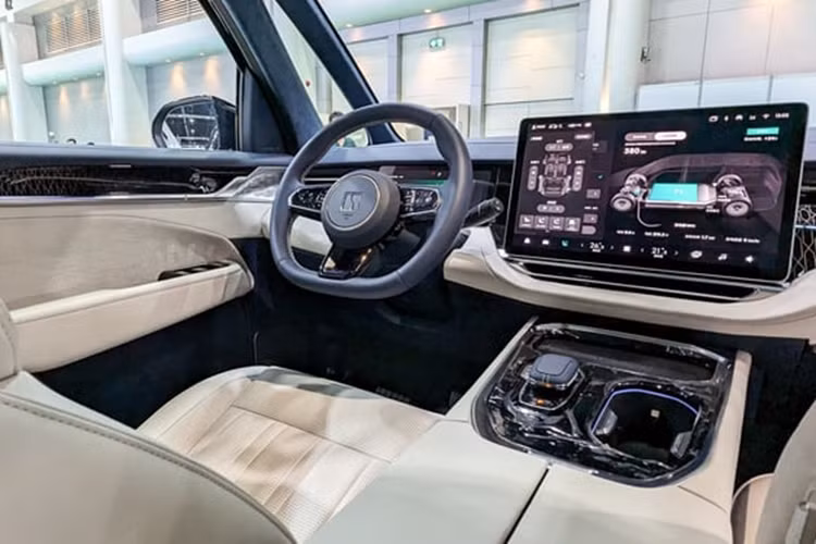 Nội thất Zeekr 009 có cấu trúc 6 chỗ ngồi và 3 hàng ghế. Bảng táp lô đậm dấu ấn công nghệ với bộ đôi màn hình thông tin giải trí cỡ lớn ở trung tâm và đồng hồ lái kỹ thuật số. Phía trên trần còn có một màn hình gập kích thước 15,6 inch dưới dạng tùy chọn nâng cấp.