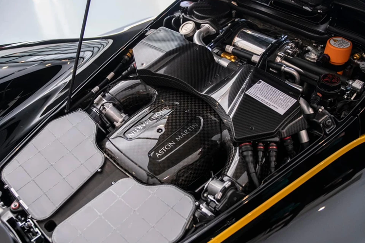 Tương tự bản coupe, Aston Martin Valkyrie Spider sử dụng động cơ V12 dung tích 6.5L hybrid, sản sinh tổng công suất lên đến 1.155 mã lực và mô-men xoắn 900 Nm.