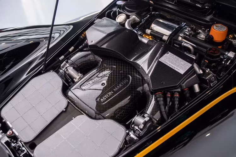 Tương tự bản coupe, Aston Martin Valkyrie Spider sử dụng động cơ V12 dung tích 6.5L hybrid, sản sinh tổng công suất lên đến 1.155 mã lực và mô-men xoắn 900 Nm.