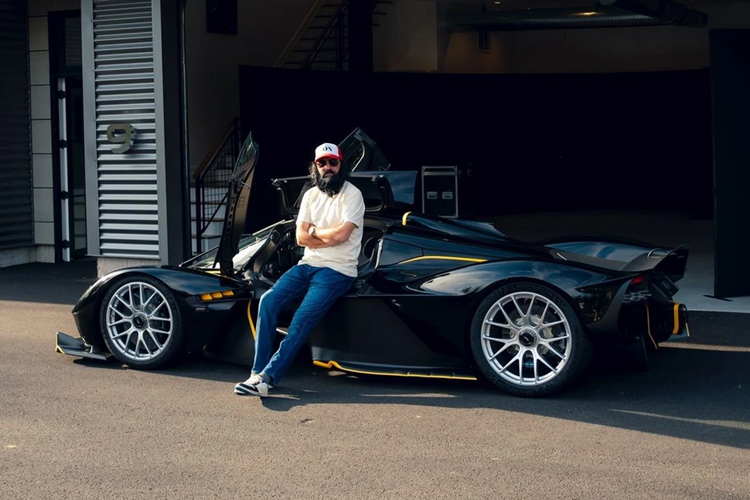 Những chiếc Aston Martin Valkyrie Spider mui trần đầu tiên được bàn giao kể từ đầu năm 2024. Sau gần 11 tháng, khách hàng đầu tiên tại Mỹ đã được cầm lái siêu xe này.