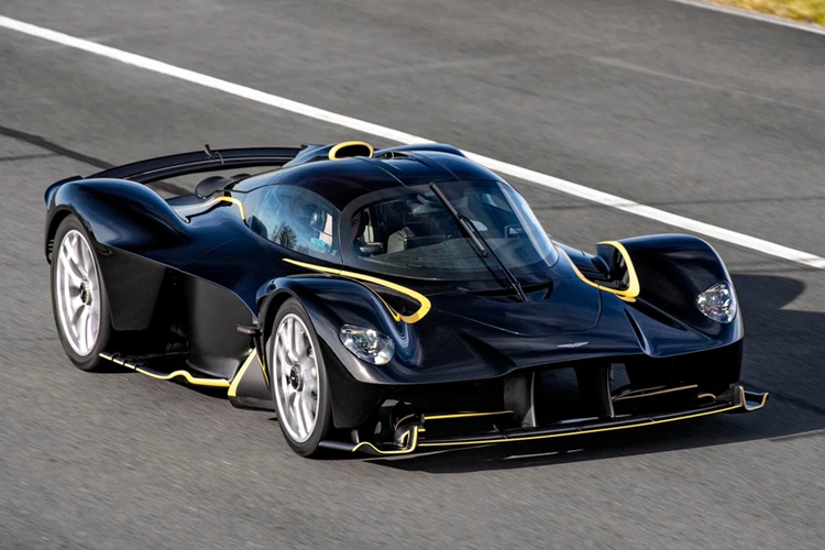 Ra mắt vào tháng 8/2021, siêu xe Aston Martin Valkyrie Spider là biến thể mui trần của chiếc Valkyrie. Chiếc xe được thừa hưởng những công nghệ từ các mẫu xe đua F1 của đội đua Red Bull Racing.