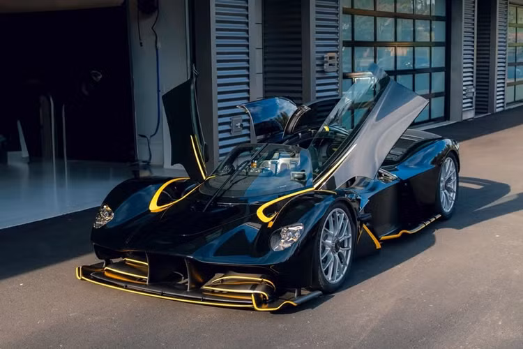 Do thiết kế mui trần, Valkyrie Spider được trang bị cơ cấu mở cửa nhị diện cánh bướm thay thế cho cơ cấu cánh chim gullwing trên biến thể coupe.