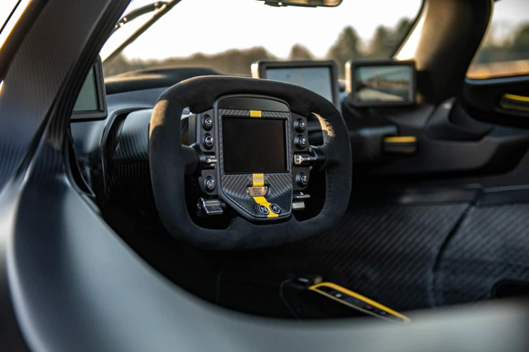 Aston Martin Valkyrie Spider sở hữu thiết kế nội thất tối giản của những chiếc xe đua, đặc biệt thể hiện qua thiết kế vô lăng tích hợp bảng đồng hồ taplo kỹ thuật số.