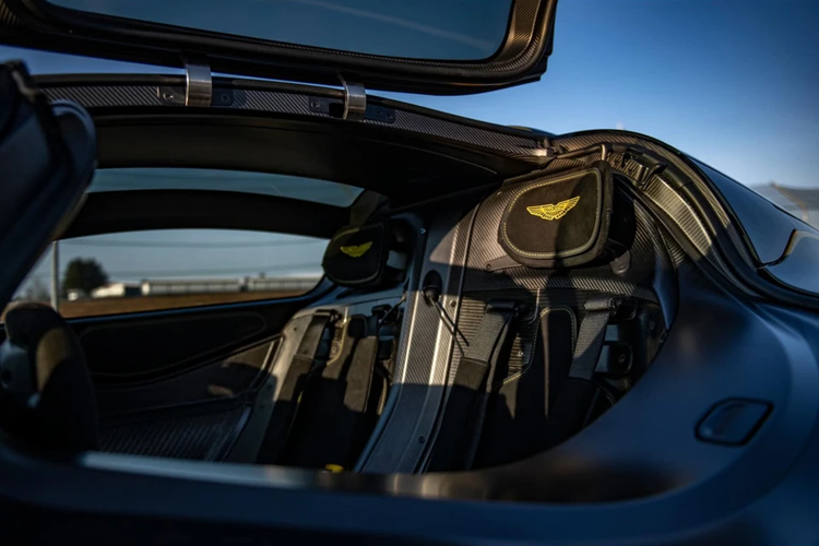 Ghế được thiết kế với các miếng đệm sợi carbon bọc chất liệu Alcantara màu đen Pure Black, kết hợp các đường chỉ và logo Aston Martin tương phản màu vàng Electron Yellow.