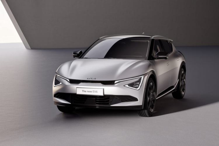 Phần còn lại của ngoại thất EV6 hầu như không thay đổi, tuy nhiên xe được trang bị bộ mâm xe có thiết kế mới với kích thước 19 inch và 20 inch. Ở phía sau, thanh đèn LED đơn đặc trưng kéo dài toàn bộ chiều rộng của xe, duy trì vẻ ngoài đặc biệt của chiếc xe điện hiệu năng cao.