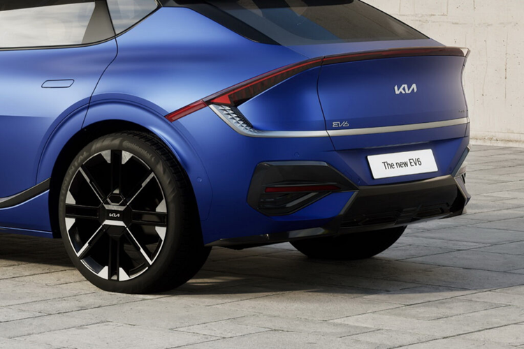 Kia cho biết họ đã sửa đổi bộ giảm chấn chọn lọc tần số của EV6 để cải thiện sự thoải mái khi lái xe, làm cho động cơ êm hơn và tăng cường thân xe để cải thiện độ an toàn. EV6 nâng cấp sẽ được ra mắt tại Hàn Quốc vào tháng tới.