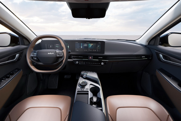 Phiên bản Kia EV6 mới tiếp tục hỗ trợ các bản cập nhật qua mạng, tăng cường hỗ trợ cập nhật qua mạng cho các hệ thống điều khiển điện tử lớn. Ngoài ra xe còn có gương chiếu hậu kỹ thuật số và màn hình hiển thị HUD cải tiến.