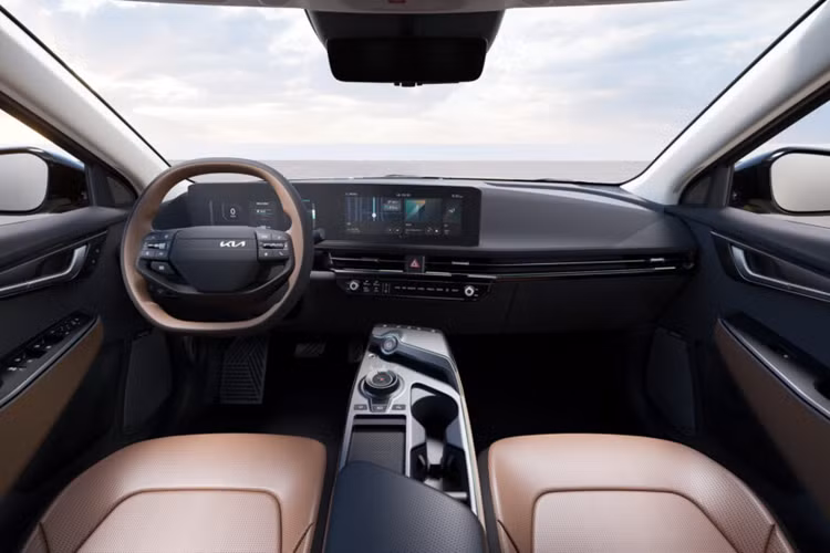 Phiên bản Kia EV6 mới tiếp tục hỗ trợ các bản cập nhật qua mạng, tăng cường hỗ trợ cập nhật qua mạng cho các hệ thống điều khiển điện tử lớn. Ngoài ra xe còn có gương chiếu hậu kỹ thuật số và màn hình hiển thị HUD cải tiến.