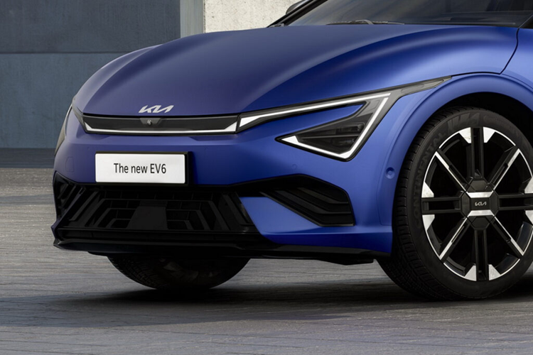 Khoang nội thất của xe cũng đã được tinh chỉnh nhiều chi tiết giúp đem lại cảm giác sang trọng hơn, điển hình như phần màn hình toàn cảnh cong đã được sửa đổi, tích hợp cả phần đồng hồ kỹ thuật số và màn hình thông tin giải trí của xe vào hệ thống này.