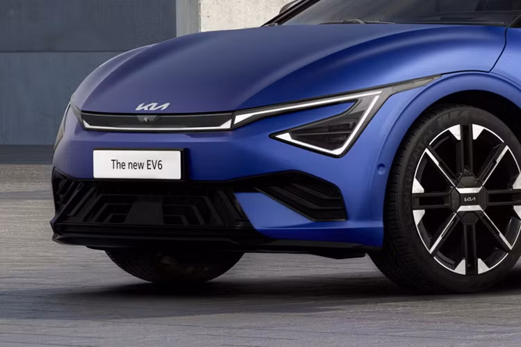 Khoang nội thất của xe cũng đã được tinh chỉnh nhiều chi tiết giúp đem lại cảm giác sang trọng hơn, điển hình như phần màn hình toàn cảnh cong đã được sửa đổi, tích hợp cả phần đồng hồ kỹ thuật số và màn hình thông tin giải trí của xe vào hệ thống này.