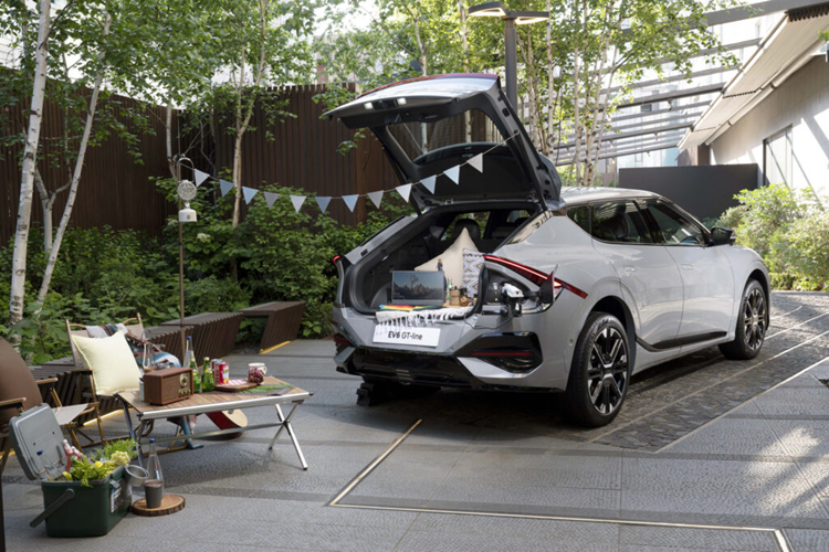 Các phiên bản dẫn động cầu sau tiêu chuẩn tạo ra công suất 225 mã lực và mô-men xoắn 350 Nm, trong khi các phiên bản động cơ kép có công suất 320 mã lực và công suất 605 Nm.