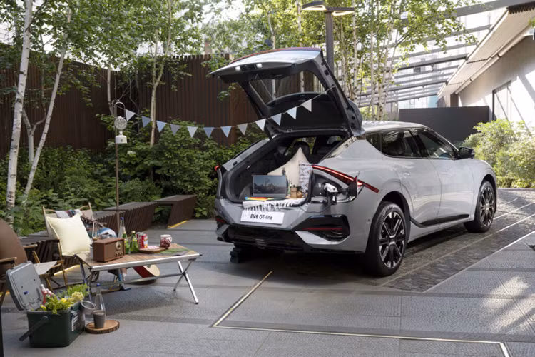 Các phiên bản dẫn động cầu sau tiêu chuẩn tạo ra công suất 225 mã lực và mô-men xoắn 350 Nm, trong khi các phiên bản động cơ kép có công suất 320 mã lực và công suất 605 Nm.