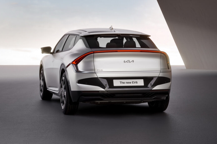 Kia cho biết các mẫu xe dẫn động cầu sau với bánh 19 inch sẽ chạy được quãng đường 494 km mỗi lần sạc tại Hàn Quốc, tăng từ mức 475 km của EV6 cũ. Hệ thống pin mở rộng hiện có khả năng hỗ trợ sạc DC 350 kW và có thể sạc 10-80% trong 18 phút.