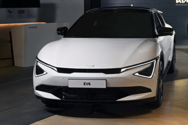 Kia cũng đã lắp đặt hệ thống định vị thực tế tăng cường tương tự như trên các mẫu Genesis hiện tại, sử dụng camera trước với lớp đồ họa hiện đại. Xe được trang bị bộ pin 84 kWh mới nhất của Tập đoàn ô tô Hyundai thay thế cho gói 77,4 kWh của phiên bản cũ.