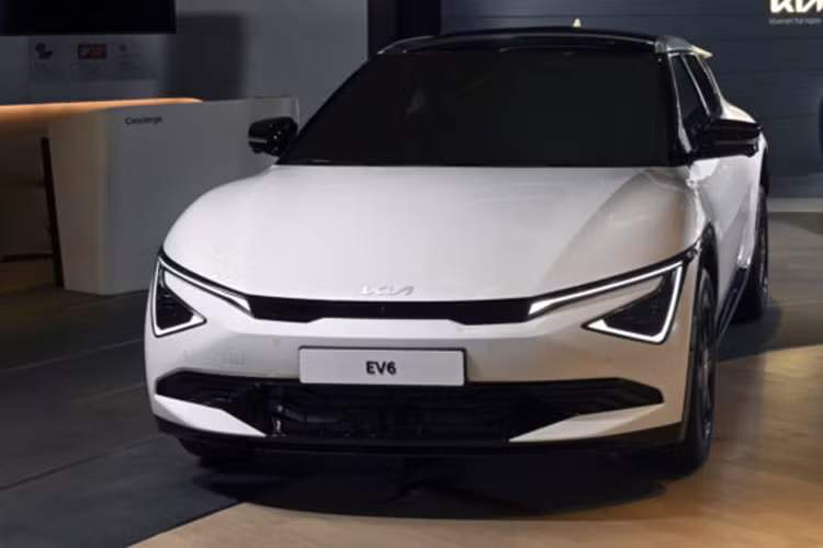 Kia cũng đã lắp đặt hệ thống định vị thực tế tăng cường tương tự như trên các mẫu Genesis hiện tại, sử dụng camera trước với lớp đồ họa hiện đại. Xe được trang bị bộ pin 84 kWh mới nhất của Tập đoàn ô tô Hyundai thay thế cho gói 77,4 kWh của phiên bản cũ.