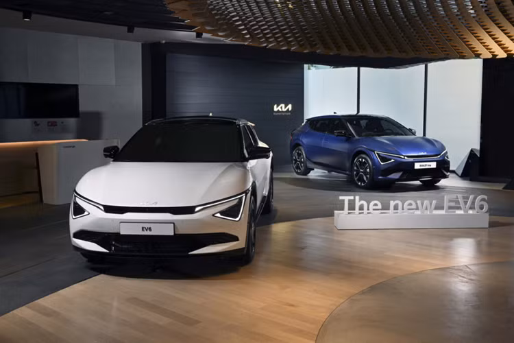 Các nhà thiết kế của Kia cũng đã thay đổi phần còn lại của mặt trước của chiếc crossover điện Kia EV6 với nhiều khi tiết như phần cản trước cũng như phần lưới tản nhiệt phía dưới của xe.