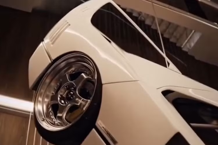 Trọng lượng của siêu phẩm Ferrari F40 đến từ nước Ý vào khoảng 1.369 kg, tùy thuộc vào thiết bị. Động cơ V8 tăng áp kép 2.9L và hộp số sàn 5 cấp không hề nhẹ.