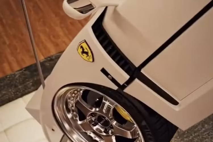 Khối động cơ V8 này tạo ra công suất 477 mã lực, nhờ đó xe có thể tăng tốc từ 0 đến 97 km/giờ trong 2,8 giây, hoàn thành quãng đường 400m trong 11,7 giây và đạt tốc độ tối đa 327km/h. Tuy nhiên, khi treo chiếc đèn trần Ferrari F40 lơ lửng trên trần, chủ nhà phải thiết kế công tắc ngoài để cung cấp năng lượng cho xe.