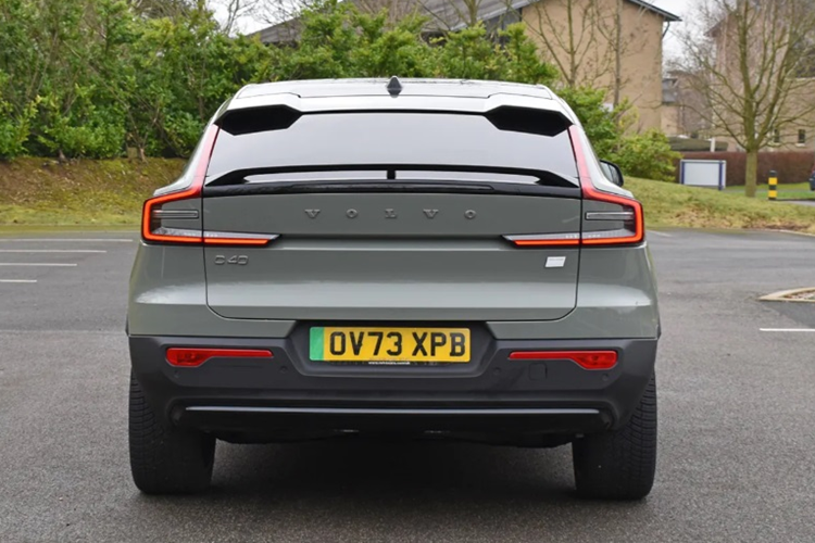 Xe cũng sở hữu hàng loạt trang bị hỗ trợ lái an toàn như: hỗ trợ giảm thiểu/tránh va chạm, phát hiện có người đi bộ/người đạp xe/động vật cỡ lớn, cảnh báo khi người lái mất tập trung