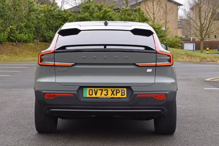 Xe cũng sở hữu hàng loạt trang bị hỗ trợ lái an toàn như: hỗ trợ giảm thiểu/tránh va chạm, phát hiện có người đi bộ/người đạp xe/động vật cỡ lớn, cảnh báo khi người lái mất tập trung