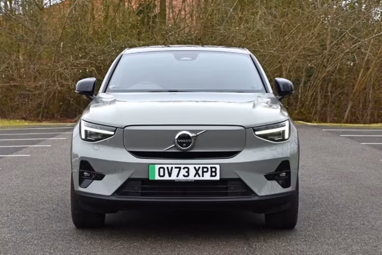 Động cơ này kết hợp cùng hệ dẫn động cầu sau cho phạm vi hoạt động lên đến 483 km cho mỗi lần sạc đầy. Không rõ xe về Việt Nam sẽ có những trang bị gì.