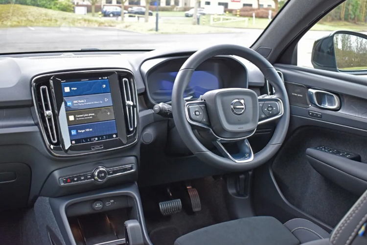 Tại thị trường quốc tế, Volvo EC40 sở hữu khoang cabin hiện đại với các tiện ích như: màn hình cảm ứng trung tâm kích thước 9 inch, hệ thống âm thanh Harman Kardon 600W 14 loa, cảm biến đá cốp, sạc không dây chuẩn Qi, điều hòa tự động 2 vùng, sưởi ghế trước, lọc không khí PM2.5, cửa sổ trời toàn cảnh Panorama và đèn viền trang trí nội thất.