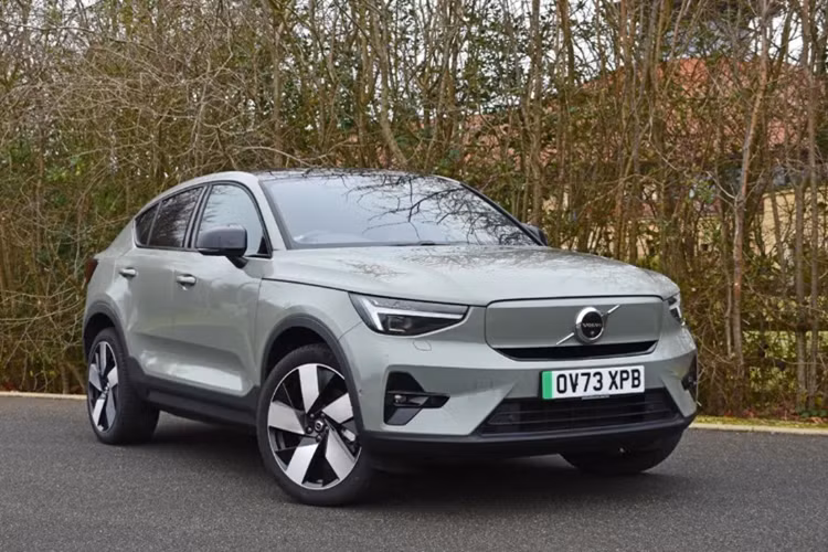 Mức giá xe Volvo EC40 2025 dự kiến khoảng 2 tỷ đồng và có thể sẽ ra mắt vào cuối năm nay hoặc đầu năm 2025. Theo nhiều đồn đoán, Volvo EC40 tại Việt Nam sẽ được trang bị một mô tơ điện cho công suất tối đa 238 mã lực và mô-men xoắn cực đại 420 Nm.