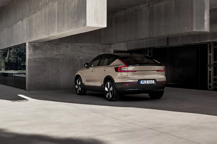 Volvo EC40 được định vị trong phân khúc SUV điện cỡ nhỏ. Hiện tại, mẫu xe này vẫn chưa có đối thủ nào rõ ràng tại Việt Nam. Đây cũng được coi là lợi thế để EC40 có thể dễ dàng thu hút được sự quan tâm của khách hàng.